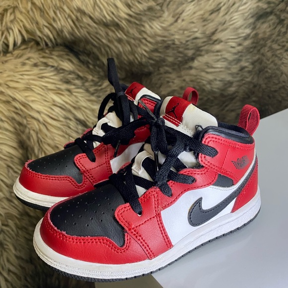 Gently used. Hardly worn. Nike kids size 9C (No box) - Picture 5 of 6